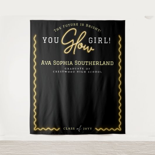 Sie Glow Girl Script Yellow Neon Graduation Party Wandteppich (Vorderseite)