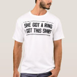Sie Got einen Ring, den ich dieses Shirt lustige V<br><div class="desc">Sie Got einen Ring Ich Got dieses Shirt,  lustige Engagement Party Shirt.</div>