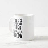 Sie Got von Mutter her, sie ist Plastikchirurgin Kaffeetasse (Vorderseite Links)