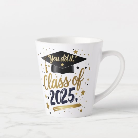 Sie haben es getan - Klasse der 2025 Abschluss Lat Milchtasse (Rechts)