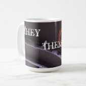 Sie haben ihre Pronomen Trans ENBY LGBTQ Tasse 2 (Vorderseite Links)