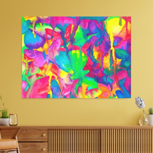 Sie hält einen schmalen Schmetterling an Leinwanddruck (Insitu (Wohnzimmer))