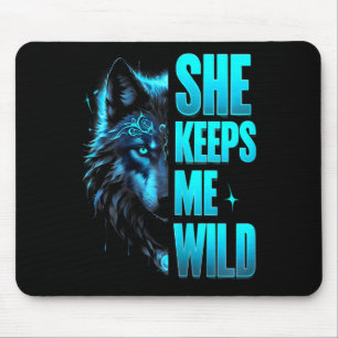 Sie hält mich wild Happy Valentine Bekleidung Mousepad