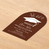 Sie hat Burgund-Abschluss gemacht Acryleinladungen (Ablage )