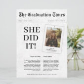 Sie hat das Abschluss Newspaper High School Foto g Einladung (Stehend Vorderseite)