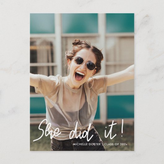 Sie hat das Graduierungsschreiben handschriftlich  Ankündigungspostkarte (Vorderseite)