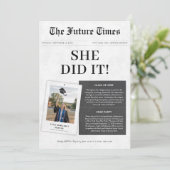 Sie hat das klassische Foto "Old Newspaper Abschlu Einladung (Stehend Vorderseite)