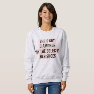 Sie hat Diamanten auf den Sohlen ihres Sweatshirt