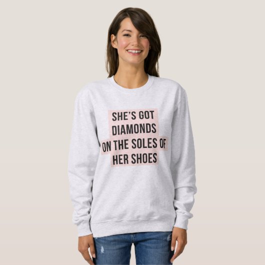 Sie hat Diamanten auf den Sohlen ihres Sweatshirt (Vorne ganz)
