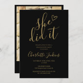 Sie hat eine Gold Script Foto Graduation Party gem Einladung (Vorne/Hinten)