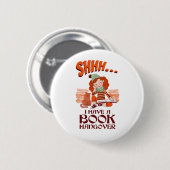 Sie hat einen Buchhangover-Funny-Buchwurm Button (Vorne & Hinten)