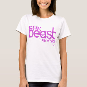 Sie hat einen rosa langen Schläfchen. T-Shirt