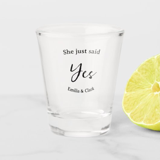 sie hat einfach ja gesagt verlobungsfeier name ein schnapsglas (Vorderseite)