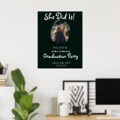 Sie hat es geschafft! Moderne Foto-Abschlussfeier  Poster (Heimbüro)