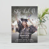 Sie hat es getan! Abschluss des schwarzen Fotos Einladung (Stehend Vorderseite)