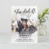 Sie hat es getan! Abschluss des weißen Fotos Einladung (Stehend Vorderseite)