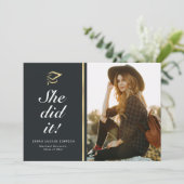 SIE HAT ES GETAN | Abschluss-Karte mit weißem Skri Einladung (Stehend Vorderseite)