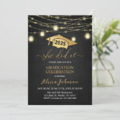 Sie hat es getan! Elegante Black Gold Graduation P Einladung (Stehend Vorderseite)