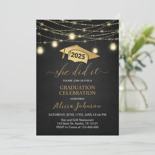 Sie hat es getan! Elegante Black Gold Graduation P Einladung (Stehend Vorderseite)