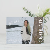 Sie hat es getan! Foto für Minimalistische Textver Einladung (Stehend Vorderseite)