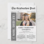 Sie hat es getan | Simple Abschluss Newspaper Foto Einladung (Vorderseite)