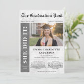 Sie hat es getan | Simple Abschluss Newspaper Foto Einladung (Stehend Vorderseite)