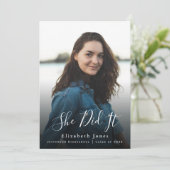 Sie hat es Script Abschluss Foto Einladung (Stehend Vorderseite)