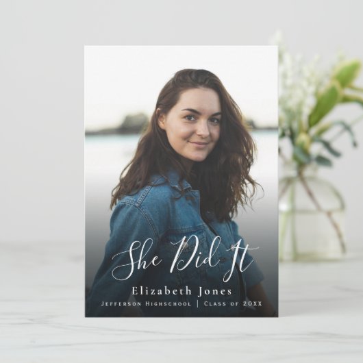 Sie hat es Script Abschluss Foto Einladung (Stehend Vorderseite)