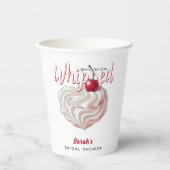 Sie hat ihm das Brautparty Cream Cherry Got Pappbecher (Vorderseite)