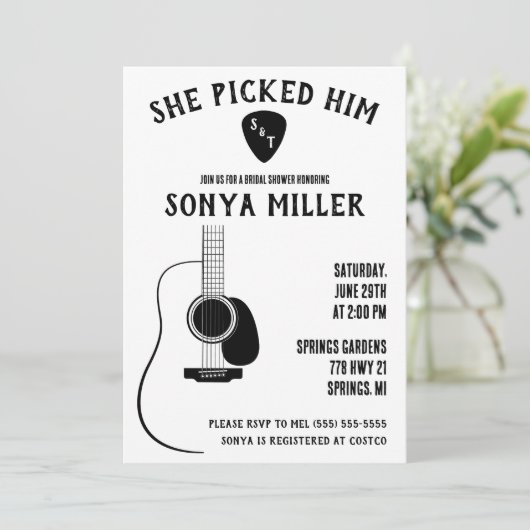 Sie hat ihn gepickt! Gitarre und Pick-Brautparty Einladung (Stehend Vorderseite)
