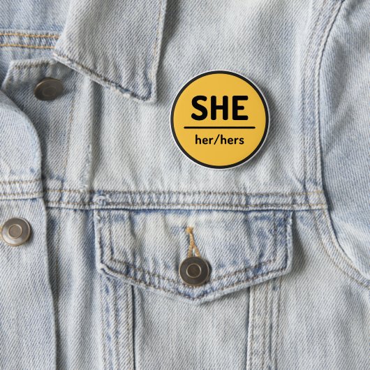 Sie hat ihren Pronoun Button - gelb (Beispiel)