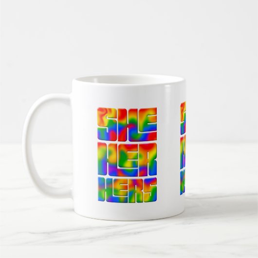 Sie hat ihren Pronouns-Regenbogen Kaffeetasse (Links)