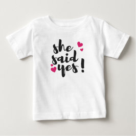 Sie hat Ja gesagt! Verlobungsfeier – Romantisch Baby T-shirt