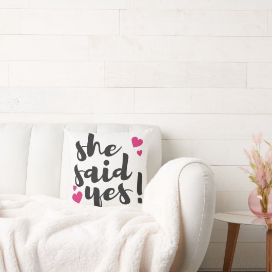 Sie hat Ja gesagt! Verlobungsfeier – Romantisch Kissen (Liege)