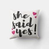 Sie hat Ja gesagt! Verlobungsfeier – Romantisch Kissen (Rückseite)