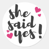 Sie hat Ja gesagt! Verlobungsfeier – Romantisch Runder Aufkleber (Vorderseite)