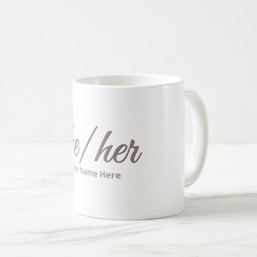 Sie hat sie in Script-Schriftart Kaffeetasse (VorderseiteRechts)