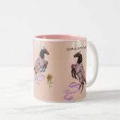 Sie hat so viel Spaß! Zweifarbige Tasse (VorderseiteRechts)