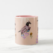 Sie hat so viel Spaß! Zweifarbige Tasse (Mittel)