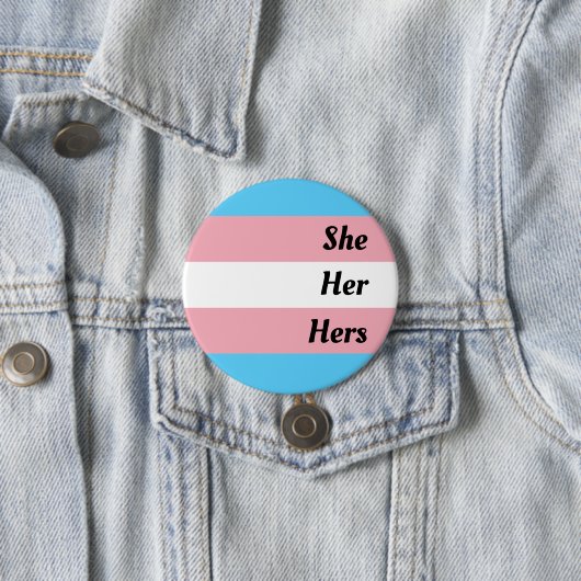 Sie hat Transgender-Pride Button (Beispiel)