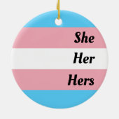Sie hat Transgender-Pride Keramik Ornament (Hinten)
