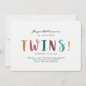 Sie hat Zwillinge - modern, farbenfroh & unterhalt Einladung (Vorderseite)