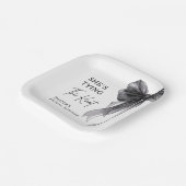 Sie heiratet Schwarze Schleife Brautparty Pappteller (Gewinkelt)