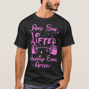 Sie hob nach der lustigen Fitness Workou heftig au T-Shirt