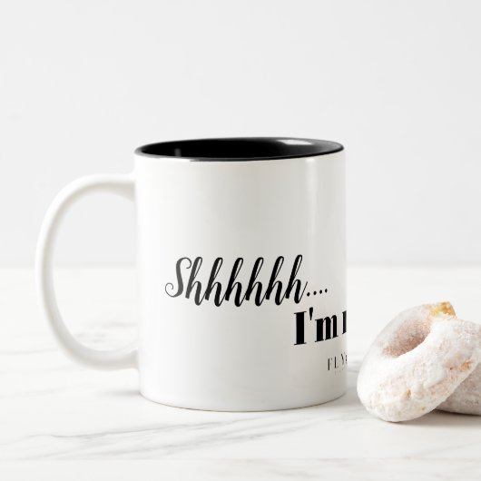 Sie...Ich kann nicht reden, meinen Kaffee genießen Zweifarbige Tasse (Mit Donut)