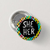Sie/ihr Pronouns Stolz handbuchstabiert farbenfroh Button (Vorne & Hinten)