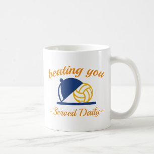 Sie im Volleyball schlagen Kaffeetasse