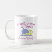 Sie in Tennis schlagen Kaffeetasse (Links)
