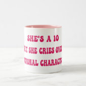 Sie ist 10, aber sie weint über fiktive Charaktere Zweifarbige Tasse (Mittel)