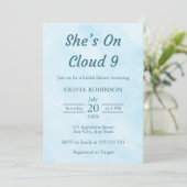 Sie ist auf Cloud 9 Dreamy Sky Blue Brautparty Einladung (Stehend Vorderseite)